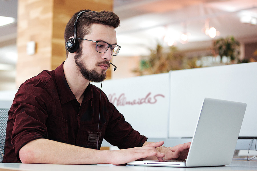 Servicemitarbeiter mit Headset